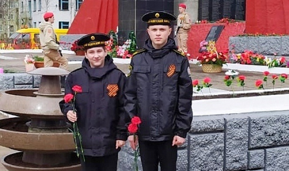 Во всех уголках Архангельской области в этот праздничный день кадеты корпуса возлагают цветы к памятным монументам и обелискам. С Днем Великой Победы!