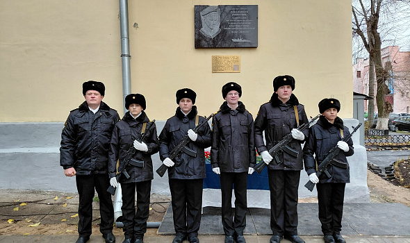Памятная доска юнге Северного флота Александру Ковалёву