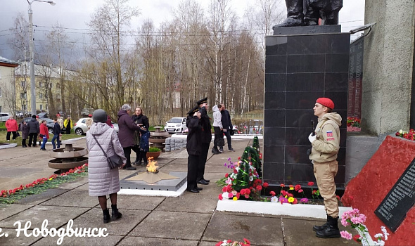 Во всех уголках Архангельской области в этот праздничный день кадеты корпуса возлагают цветы к памятным монументам и обелискам. С Днем Великой Победы!