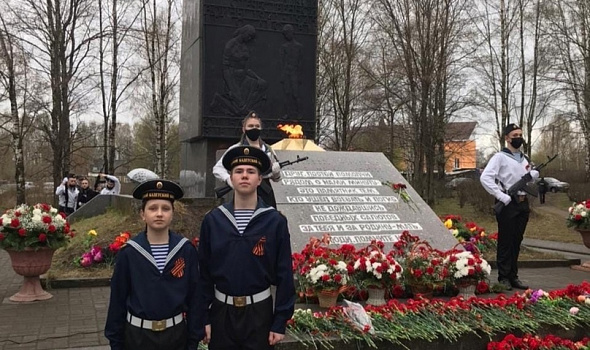 Во всех уголках Архангельской области в этот праздничный день кадеты корпуса возлагают цветы к памятным монументам и обелискам. С Днем Великой Победы!
