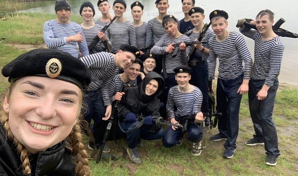 "К бою!" "Взвод, противник с тыла!" "Отделение, занять круговую оборону!"... 