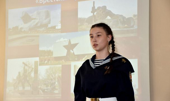 В информационном-библиотечном центре кадетского корпуса продолжают проходить мероприятия, посвященные Великому Дню Победы.