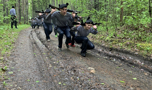 "К бою!" "Взвод, противник с тыла!" "Отделение, занять круговую оборону!"... 