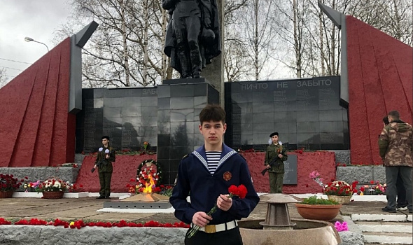 Во всех уголках Архангельской области в этот праздничный день кадеты корпуса возлагают цветы к памятным монументам и обелискам. С Днем Великой Победы!