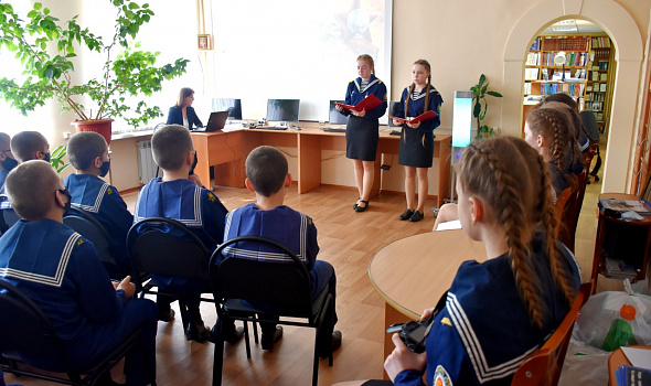 В информационном-библиотечном центре кадетского корпуса продолжают проходить мероприятия, посвященные Великому Дню Победы.