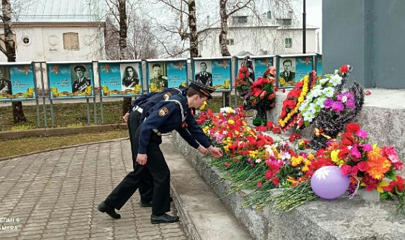 Во всех уголках Архангельской области в этот праздничный день кадеты корпуса возлагают цветы к памятным монументам и обелискам. С Днем Великой Победы!
