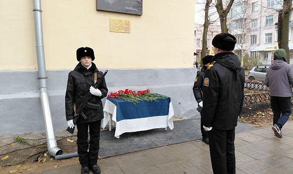Памятная доска юнге Северного флота Александру Ковалёву