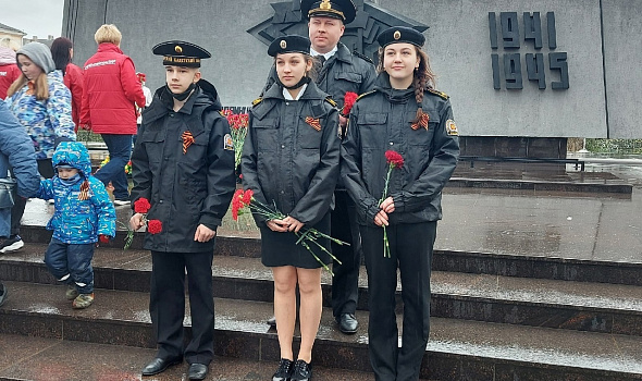 Во всех уголках Архангельской области в этот праздничный день кадеты корпуса возлагают цветы к памятным монументам и обелискам. С Днем Великой Победы!