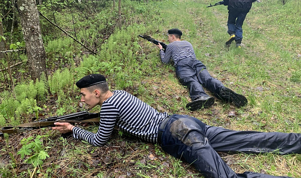 "К бою!" "Взвод, противник с тыла!" "Отделение, занять круговую оборону!"... 