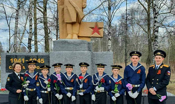 Во всех уголках Архангельской области в этот праздничный день кадеты корпуса возлагают цветы к памятным монументам и обелискам. С Днем Великой Победы!